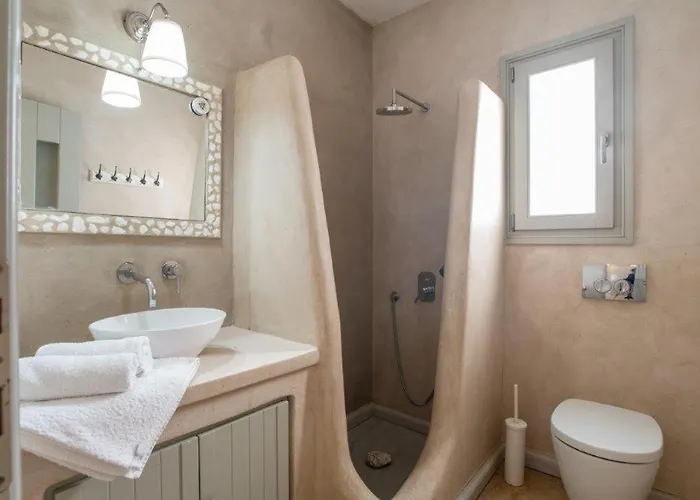 Vila Piperi On The Rocks